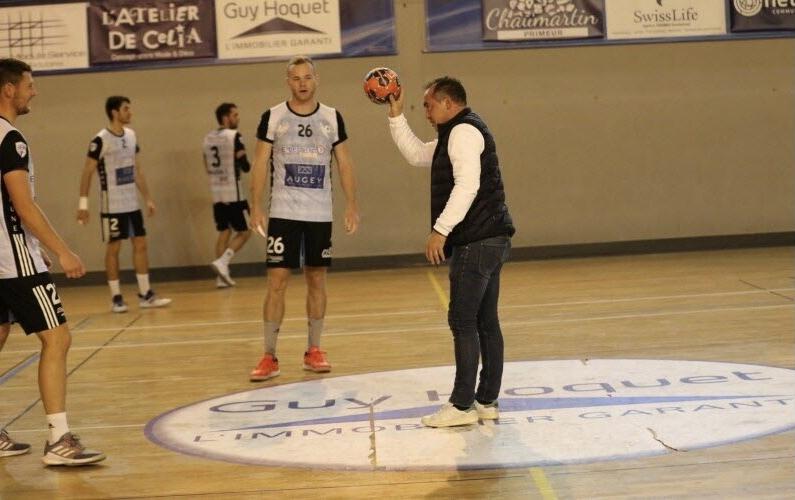 handball-national-1-masculine-vesoul-en-bleu-recevait-l-equipe-de-beaune-coup-d-envoi-donne-par-miguel-da-silva-photo-bruno-grandjean-1634449739